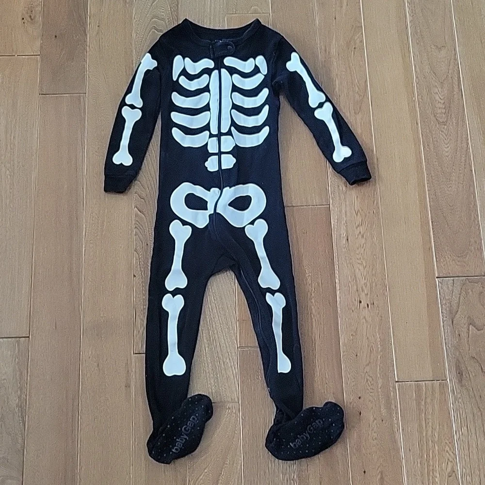 Gap Long Sleeve Footie Pajamas One Piece Skeleton‎ Costume Glow in the Dark 2T